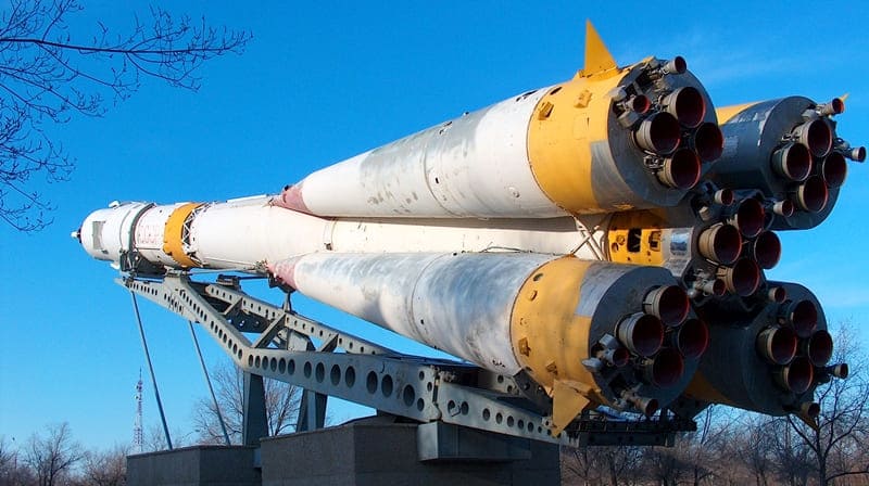 Ракета "Союз находится у дороги, грандиозный макет ракеты "Союз". Изначально данный макет использовался для испытаний и тренировок на космодроме, и когда эта модель устарела, в 1981 году было решено установить ее в городе Байконур, в честь 20-летия первого полета человека в космос.