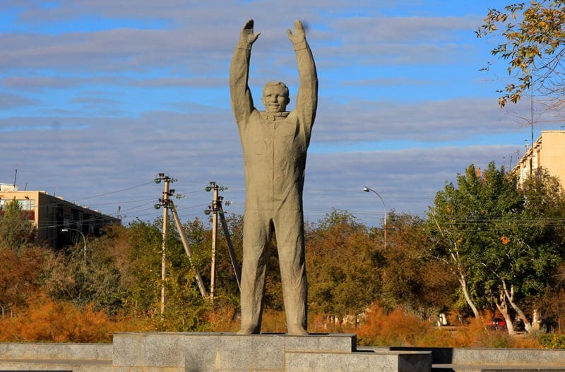 Памятник Юрию Гагарину - одна из основных достопримечательностей города Байконура. Установлен в сквере между Домом связи и зданием городской администрации. Торжественно открыт - 12 апреля 1984 года.