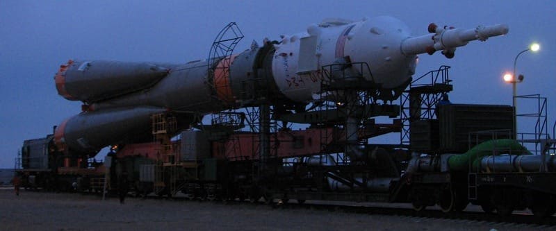 Вывоз ракеты Союз из МИК "Союз" на стартовую площадку.