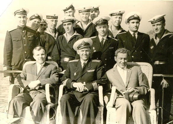 Космонавты Ю. Гагарин и Г.С. Титов в гостях у моряков Черноморского флота на корабле «Гневный». Сентябрь 1961 года. Фотография АПН.