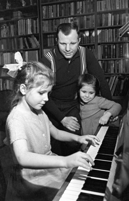 Осень 1966 года Юрий Гагарин вместе с дочерьми Галей и Леной.