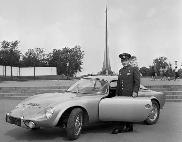 Подарок французской компании Matra спортивный автомобиль Matra Djet. Фотография сделана у монумента Покорителям космоса летом 1965 года.