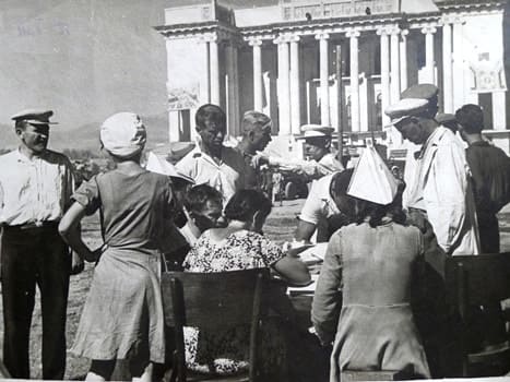 Сталинабад, 6 сентября 1947 года. Добровольцы записываются на работы, связанные с обустройством площади у театра оперы и балета.
