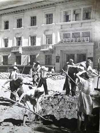 Сталинабад, утро 6 сентября 1947 года. Студенты Таджикского государственного медицинского института на строительстве площади имени 800-летия Москвы.