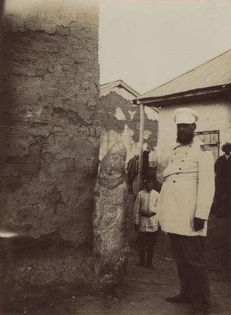Н. Н. Пантусов. Каменная баба на сергиопольском базаре у угла лавки. 1898 г.