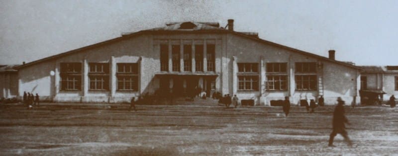 Первое здание железнодорожного вокзала в Алма-Аты. Первоначально в годы строительства Турксиба здание располагалось на Красногвардейском тракте (на месте ныне мебельной фабрики).