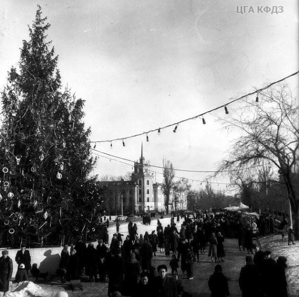 New Year's tree and festivities on Lenin Square (Old Square), 1957. Photographer unknown.