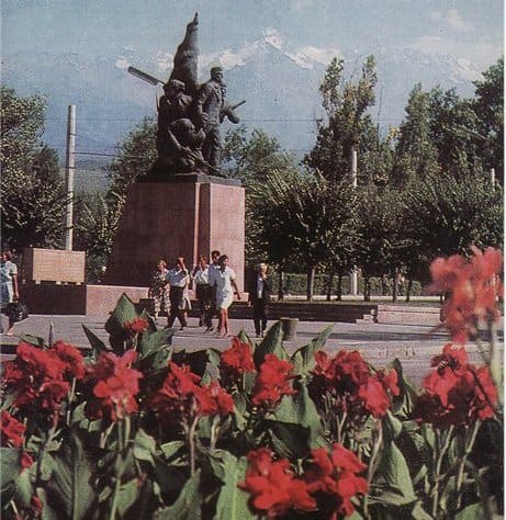 Памятник борцам за установление Советской власти в Семиречье.1970 год. Автор фотографии неизвестен.
