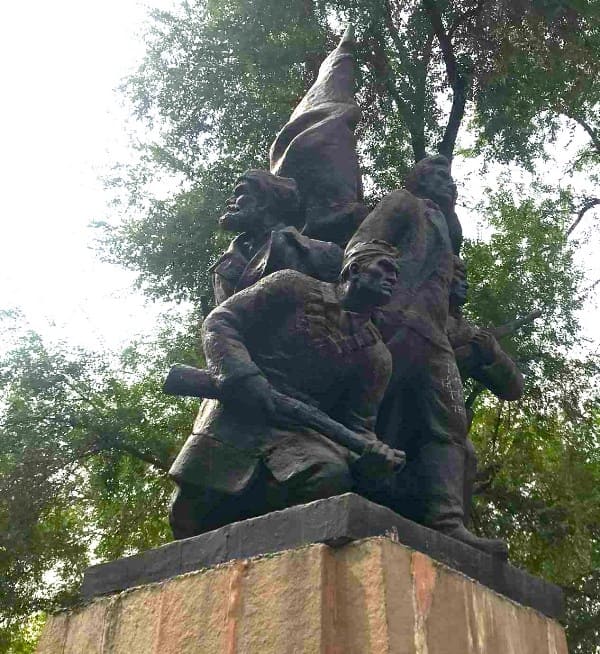 Памятник борцам за установление Советской власти в Семиречье за кинотеатром "Сары-Арка". 2025 год.