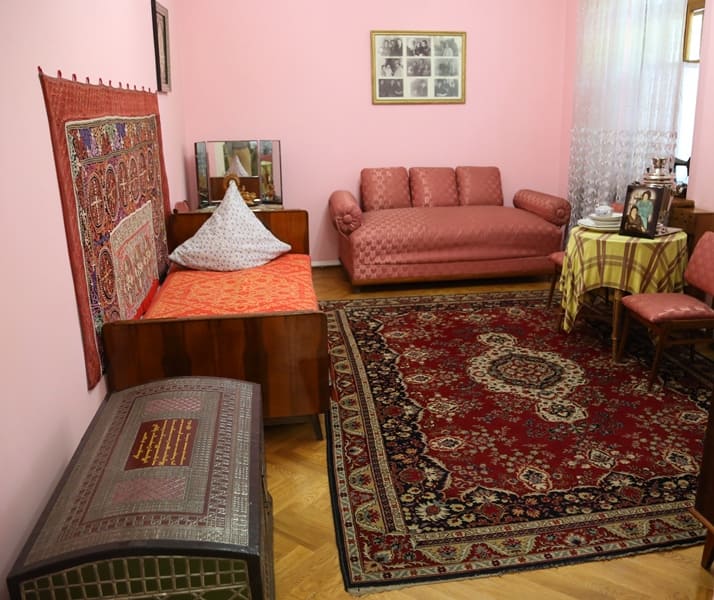 Guest room.