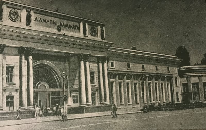 Вокзал на станции Алмата-Ата-I. Перспектива главного фасад. 1939 год. Архитектор 