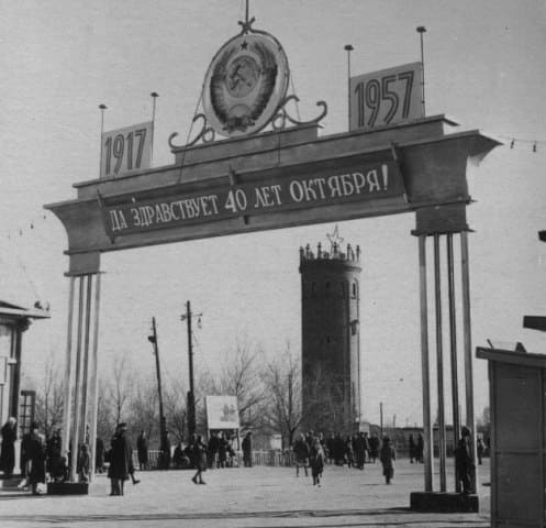 Арка на въезде в Жилгородок-2. Конструкция архитектора Н.И. Величко.