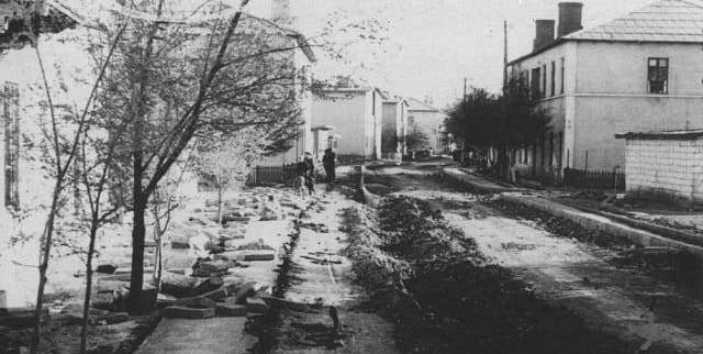 Укладка асфальта на улице Одесской в Атырау.