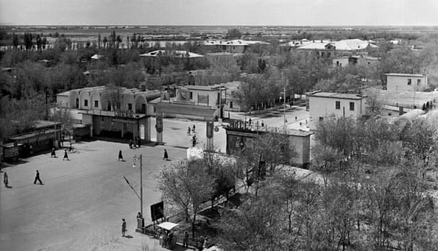Остановка общественных автобусов в Жилгородке - 1956 год.