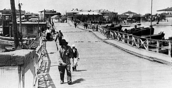 Этот мост 40-ых годов установлен на деревянные баржи, таким образом он являлся Пантонным мостом.