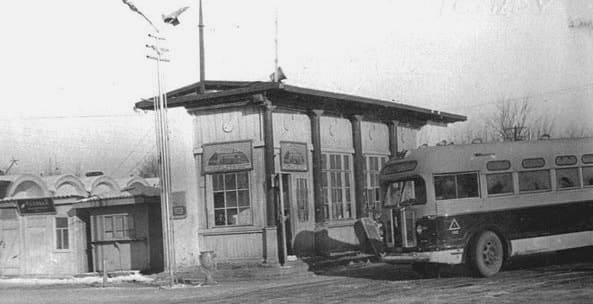 Конечная остановка городских автобусов в Жилгородке.