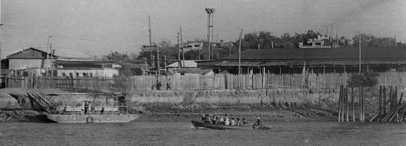 Лодочный перевоз позади базы (Техснаб) в районе улицы Доссорской.