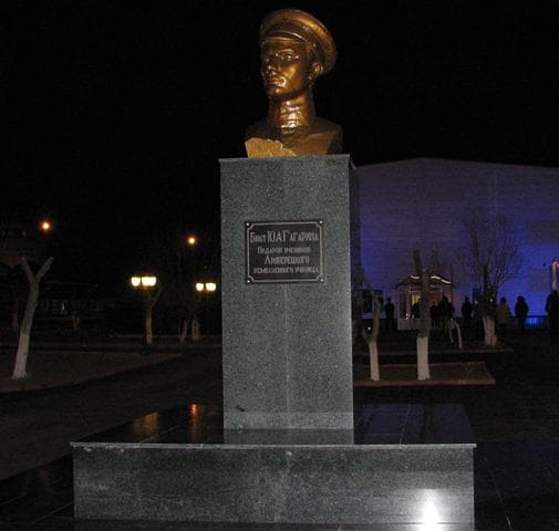 Bust of Yu.A. Gagarin from the students of the Lyubertsy vocational school at the Baikonur Cosmodrome Museum, site No. 2.