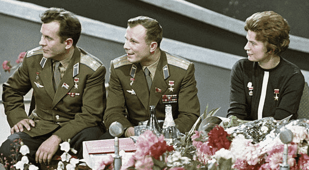Советские космонавты слева направо: Павел Попович, Юрий Гагарин, Валентина Терешкова в студии телевидения, Москва 1 января 1964 года.