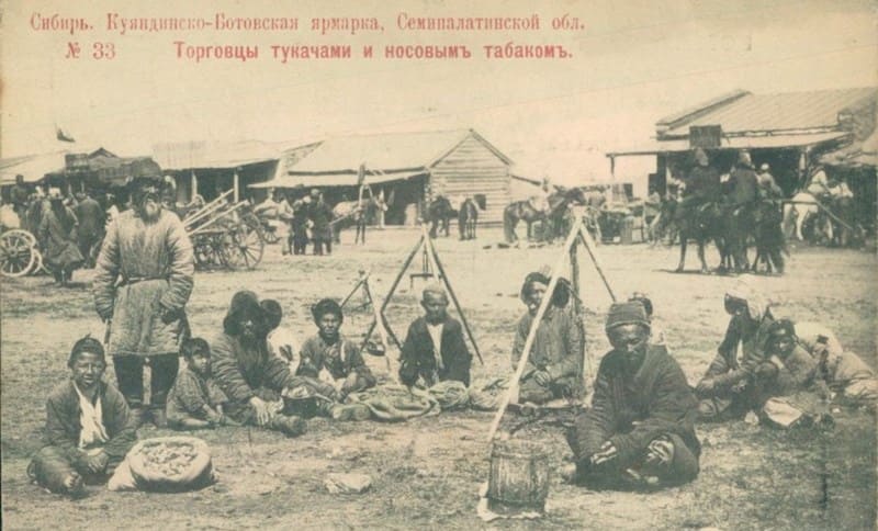 Куяндинско-Ботовская ярмарка. Торговцы тукачами и носовым табаком (насваем). Начало XX века.