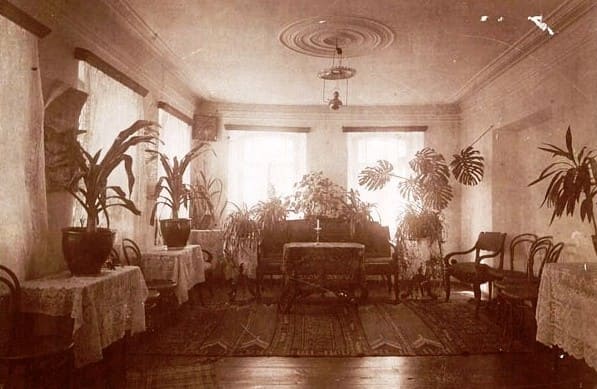 Hall in the house of Vasily Kladenov. 1909 Photo by G.E. Katanaeva.