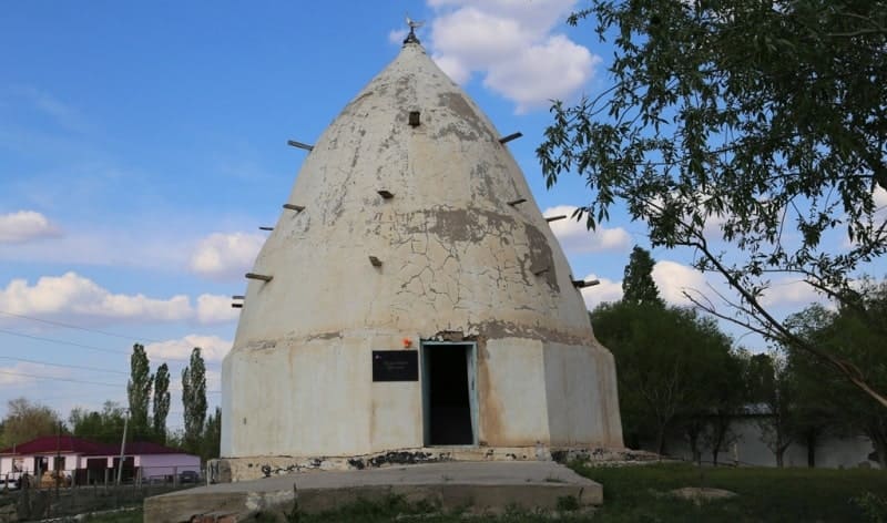 Мавзолей Аже-Ата, находится на городище Созак в западной его части, в административном центре Созакского сельского округа одноименного поселка в Созакском районе Туркестанской области.