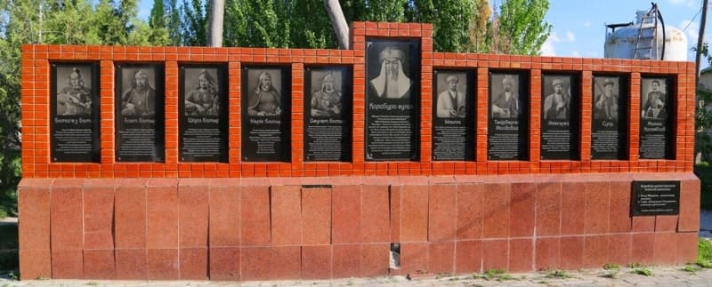 Непосредственно за стенами древнего мавзолея покоятся выдающиеся исторические личности Казахского ханства: Акназар-хан (Хак-Назар), Белгибай-кажы, Култас би, Шилмембет би и знаменитый Даулет-Карабура батыр.
