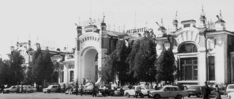 Железнодорожный вокзал в Туркестане. 1980 годы.