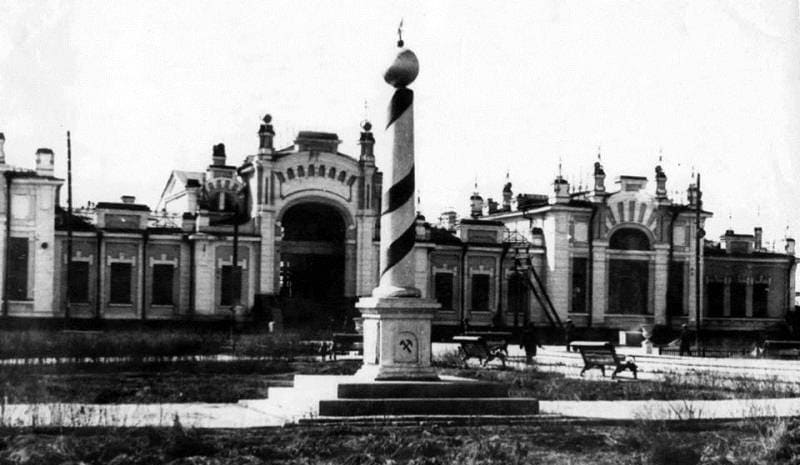 Железнодорожная станция в Туркестане. 1920 годы.