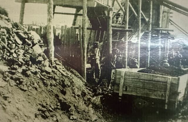 Погрузка угля на Байконурском угольном месторождении. 1930-ые годы.