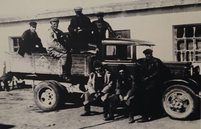 A group of geologists on a trip to the Zhezkazgan-Ulytau region. Iis sitting second from the left. M.P. Rusakov. 1935