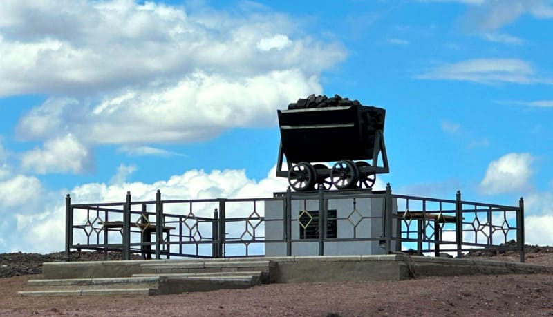 A monument to a narrow-gauge mine cart at the exit from Zhezda towards the village of Baikonyr.