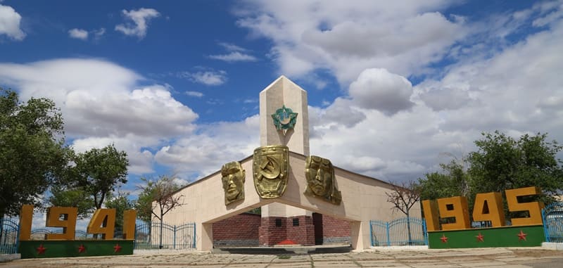 Памятник воинам, погибшим в годы  Великой Отечественной войне. Открыт в 1982 году. На мемориальных досках увековечены имена 689 воинов-земляков, не вернувшихся с войны.
