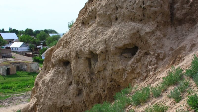 Развалины Мирки представляют собой прямоугольный в плане бугор. 