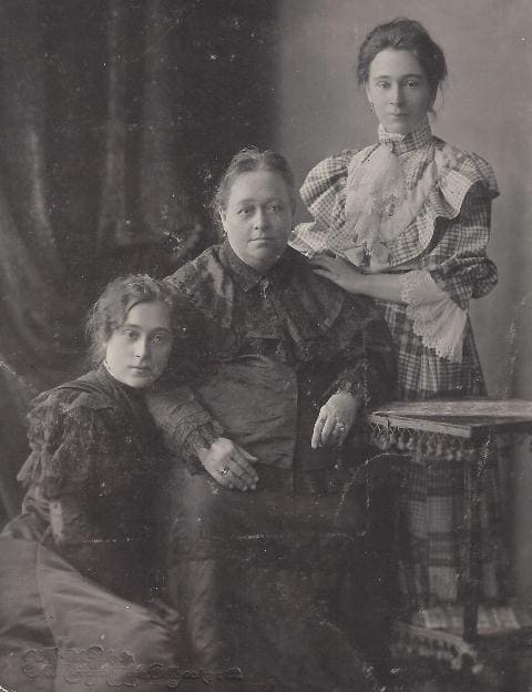 Evdokia Evtikhievna Pugasova, wife of N. Pugasov with daughters.