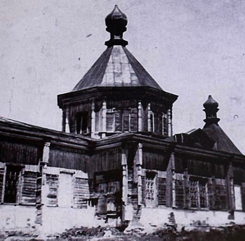 St. Nicholas Church. It was designed and built by military engineer Andrei Pavlovich Zenkov with the participation of architects Gurde Pavel Vasilyevich and Naranovich Pyotr Nikolaevich at the end of the 19th century. In May 1931 there was a church. Since 1935, there has been a club in the church, and since 1947 a gymnasium for the pedagogical school. In 1954, the domes on the church were removed. In 1973, a holiday home was opened. Currently in disrepair.