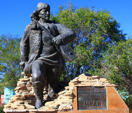 Памятник Мади в Каракаралинске.