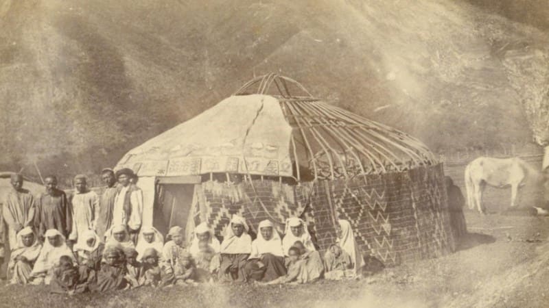 Юрта покрытая кошмой и чием. Фотография Л. К. Полторацкой. 1870-е годы.