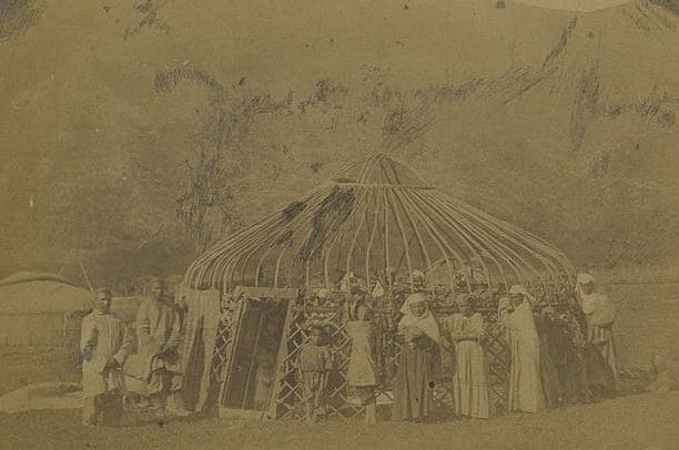 Юрта ккиргизов. Фотография Л. К. Полторацкой. 1870-е годы.