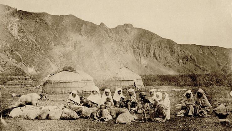Обитатели киргизского аула на китайской границе. Фотография Л. К. Полторацкой. 1870-е годы.