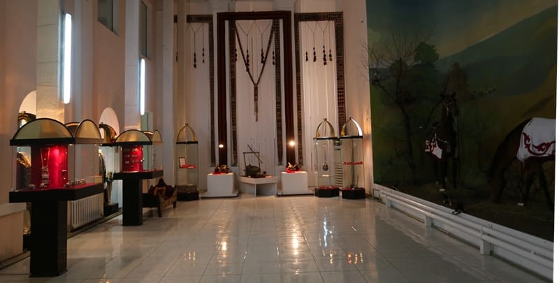 Интерьер зала ювелирного искусства в историко-краеведческом музее в Атырау.