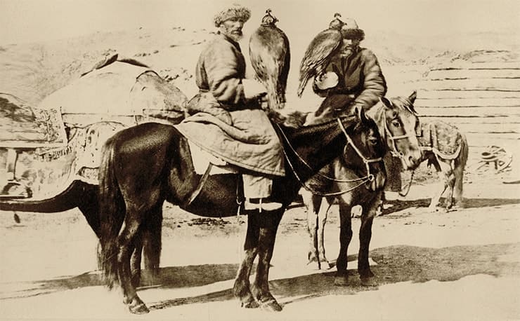 Казахские охотники с беркутами (бүркітші), сделанная в Семипалатинской области в 1876 г. Фотограф Л. К. Полторацкой во время экспедиции немецких ученых (Бременской экспедиции).
