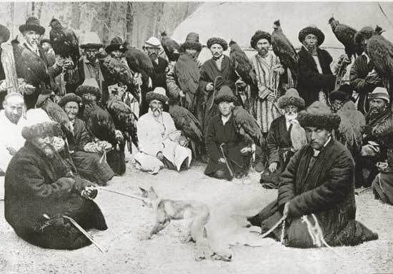 «Группа киргизов охотников с беркутами». 1913 г. Автор Иван Сергеевич Поляков, известный российский зоолог, антрополог и фотограф-этнограф. Снимок был сделан во время Семиреченской областной сельскохозяйственной и промышленной выставки, которая проходила в городе Верном (ныне Алматы) в честь 300-летия дома Романовых. На выставку съехались лучшие мастера, ремесленники и охотники со всего региона, что позволило запечатлеть столь масштабную группу беркутчи в одном месте.