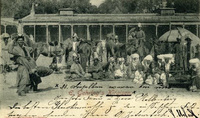 Почтовая карточка. 1898 г. Официальным издателем и печатником данной серии открыток является известное дрезденское полиграфическое акционерное общество Wilhelm Hoffmann A.-G. (надпись «Druck: Wilhelm Hoffmann A.-G. Dresden» видна в самом левом нижнем углу открытки). Эта фотография была сделана в рамках этнографической программы-выставки импресарио Э. Геринга под названием «Kirgisen und Tartaren» («Киргизы и Татары»). В странах Европы конца XIX века под общим историческим названием «Kirgisen» европейские антропологи и публика чаще всего имели в виду казахов (в данном случае - представителей Букеевской / Внутренней Орды), которые привозились на подобные показы вместе со своим бытом, юртами и лошадьми для демонстрации кочевой культуры европейскому зрителю. Сама открытка прошла почту чуть позже, о чём свидетельствует рукописное поздравление на немецком языке на её лицевой стороне.