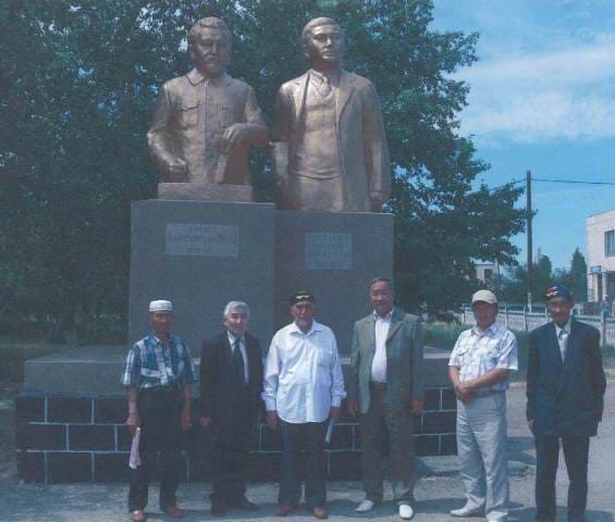 Veterans, head of the museum of the complex, members of a scientific expedition. Torgai village, June 14, 2010.