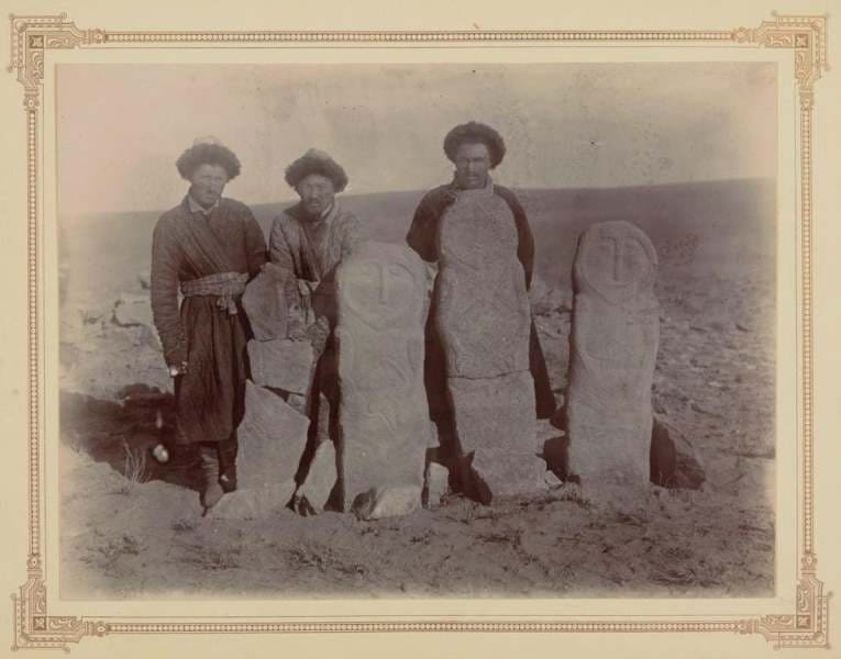  В сентябре 1897 года Н.Н. Пантусов в урочище Таскотан, на левом возвышенном берегу реки Курты были обследованы три кургана. На одном из курганов, расположенный по середине имелись следы раскопа. В этом кургане в яме была обнаружена одна разбитая каменная баба и три целых.