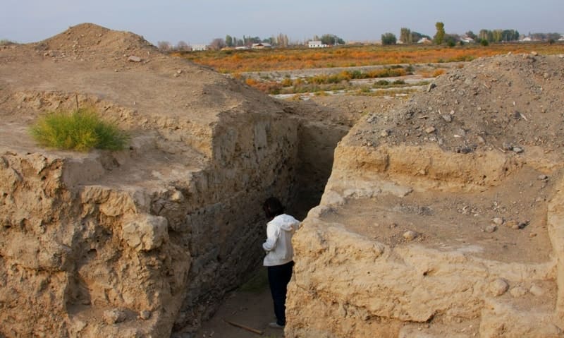 From the early centuries AD through the XIIth century, the settlement was located at the Zhankent site; during the XIIIth and XIVth centuries, it occupied the territory of the Myntobe settlement. The Arab geographer Ibn Rusta was the first to mention Zhankent, doing so between 903 and 912 AD.