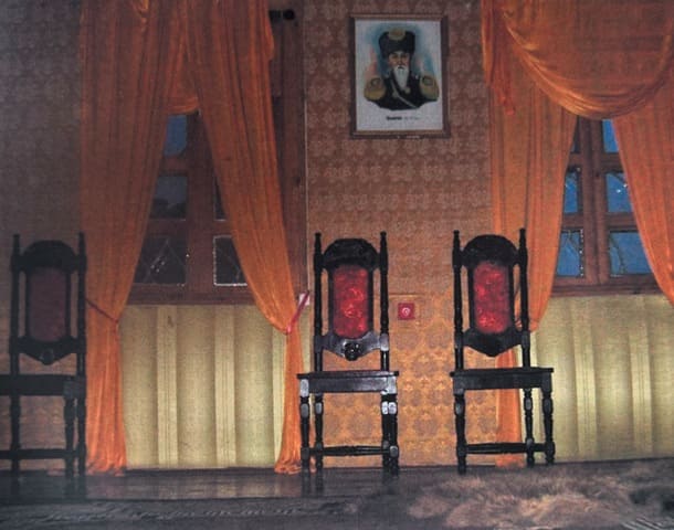 Гостиная в доме Айганым в усадьбе Сарымбет.