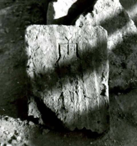 Фрагменты кирпича с тамгами, обнаруженные при реконструкции мавзолея Алаш-хана. Фото Г.Г. Герсимова. 1946 год.