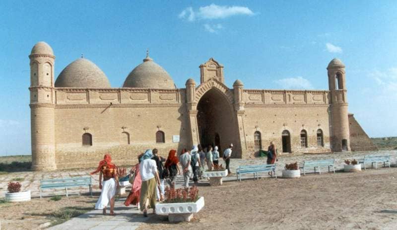 Arystan-Bab Mausoleum-Mosque. Pilgrims heading toward the Arystan-Bab Mausoleum-Mosque. 2003.